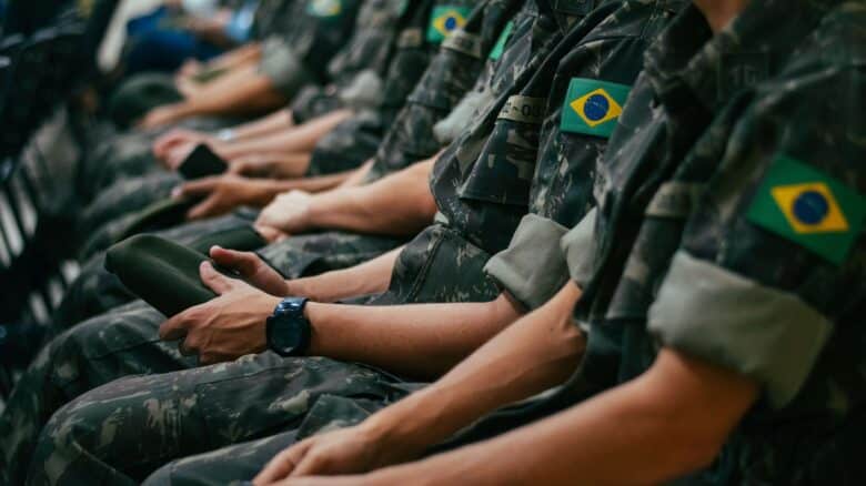 soldados-do-exercito-sentados-acidente-em-serviço