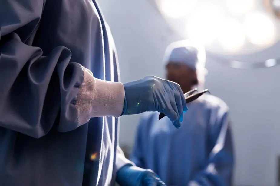 médico-luva-pinça-cirurgia-plastica-reparadora-pelo-plano-de-saude