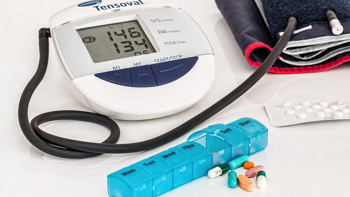 Remédios e monitor de pressão sanguínea para portadores de cardiopatia