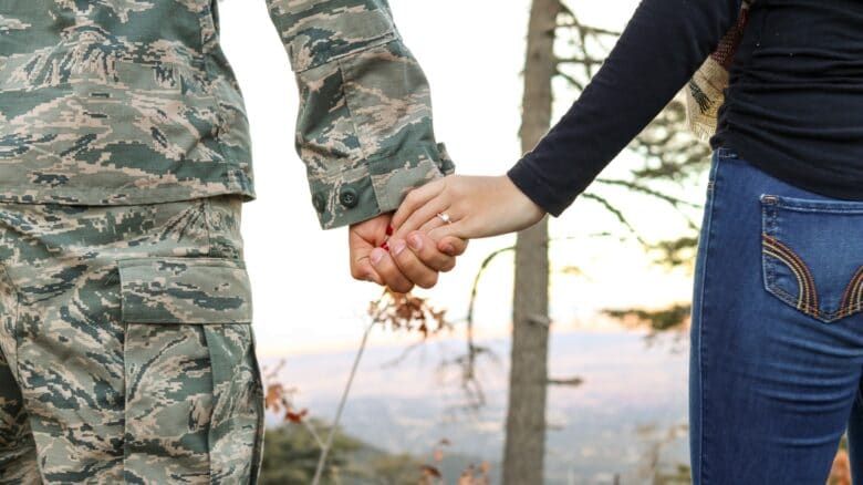 soldado e sua esposa de mãos dadas para encenar casos de pensão militar e aposentadoria do inss
