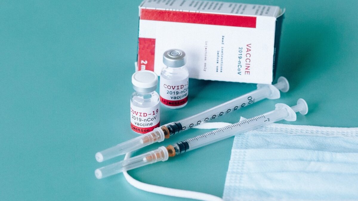 Seringa e frasco da vacina contra a covid-19