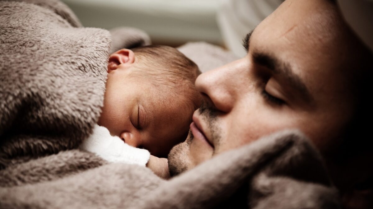 Pai com seu bebê durante sua licença paternidade