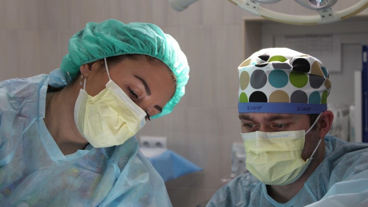 Cirurgiões realizando cirurgia de otoplastia