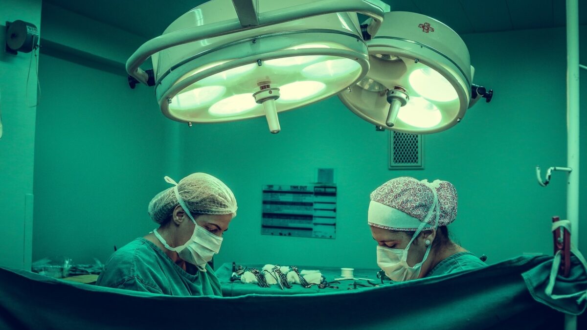 Procedimento TAVI acontecendo em sala cirúrgica através do SUS