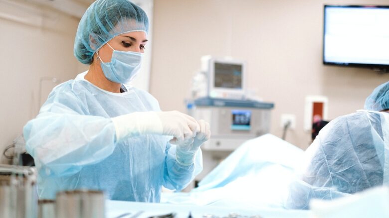 Médica cirugiã preparando paciente para cirurgia de diástase