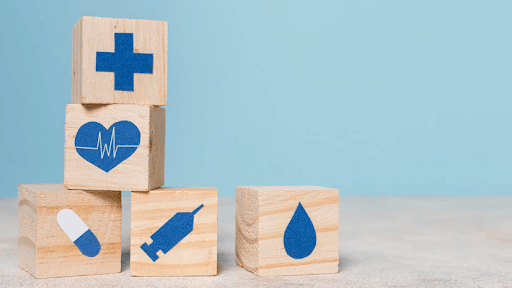 Imagem de uns quadrados de madeira com símbolos de saúde para simbolizar o que é rol taxativo