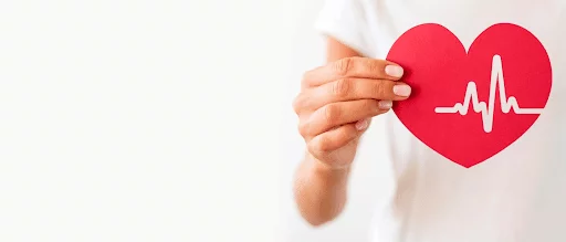 uma mão segurando um coração para simbolizar lista do IPE saúde