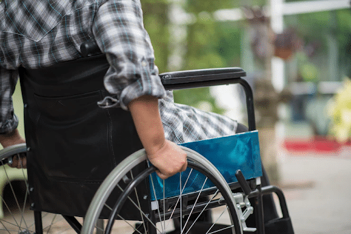 Imagem de um homem de cadeiras de rodas para simbolizar aposentadoria por invalidez 32 é definitiva