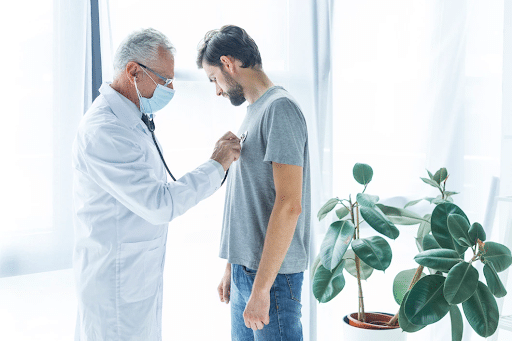 Imagem de um médico examinando o coração de um paciente para simbolizar o procedimento TAVI