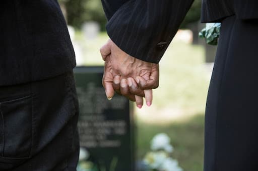 casal dando as mãos para simbolizar carência de pensão por morte