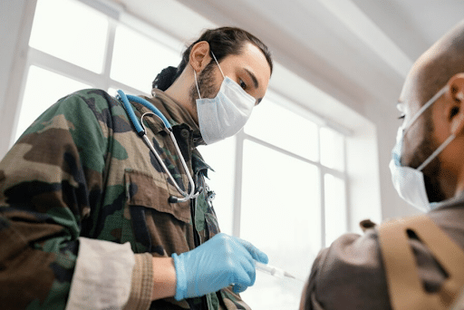 médico militar fazendo uma inspeção de saúde
