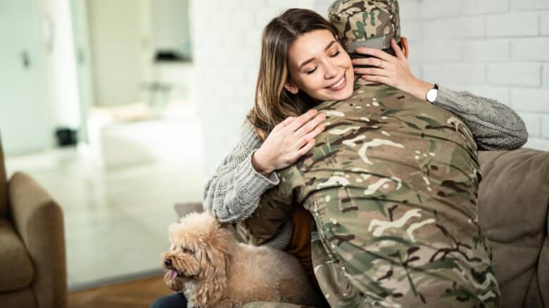 filha abraçando o pai militar