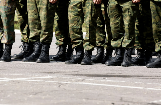 Imagem das pernas de militares em fila para simbolizar pensionistas militares terão aumento em 2023