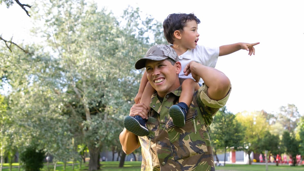 Imagem de um militar com seu filho na garupa para simbolizar a filiação socioafetiva