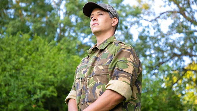 Imagem de um militar olhando para o além, para simbolizar militar reformado pode trabalhar