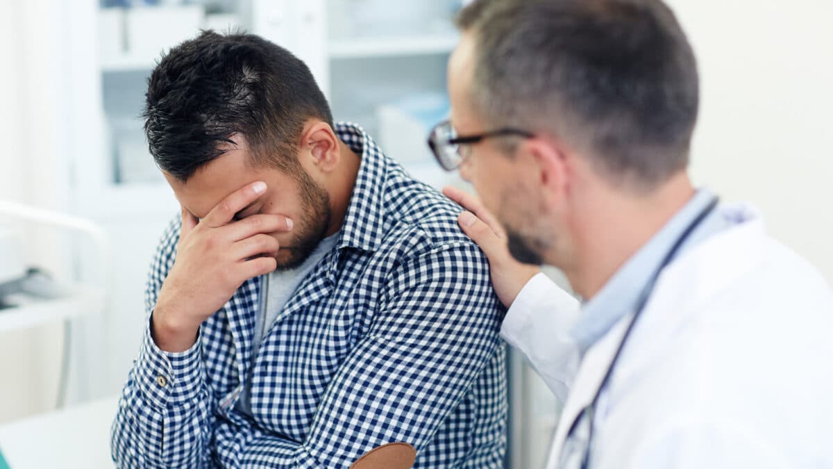 Imagem de um médico consolando um paciente para simbolizar a negligência médica