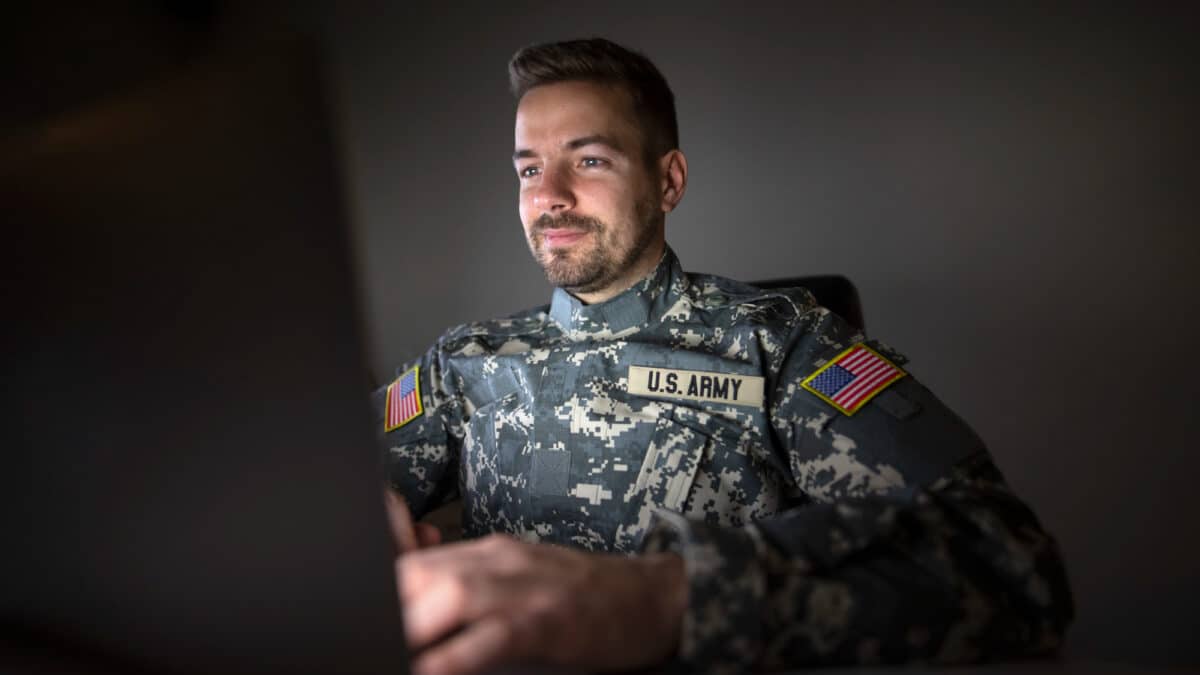 Imagem de um militar olhando e digitando algo no computador para simbolizar se o militar pode ter MEI