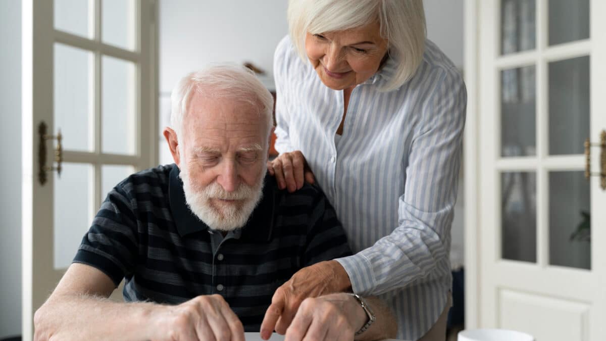 Imagem de um homem idoso com sua mulher para simbolizar o paciente com Alzheimer